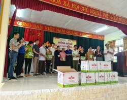 Chương trình thiện nguyện“Trao hạt giống, trao yêu thương”giúp đỡ đồng bào tỉnh Nghệ An khôi phục đời sống, sản xuất sau lũ lụt