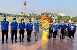 Chi đoàn Chi cục Quản lý chất lượng Nông Lâm sản và Thủy sản Nghệ An tổ chức dâng hoa nhân dịp kỷ niệm 131 năm ngày sinh của Chủ tịch Hồ Chí Minh