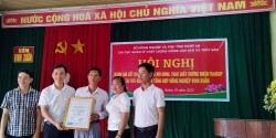 Đồng chí Mai Hồng Phong, PCCT Chi cục Quản lý Chất lượng nông lâm sản và thủy sản trao Giấy chứng nhận cho đại diện Hợp tác xã dịch vụ và tổng hợp nông ngiệp Vinh Xuân