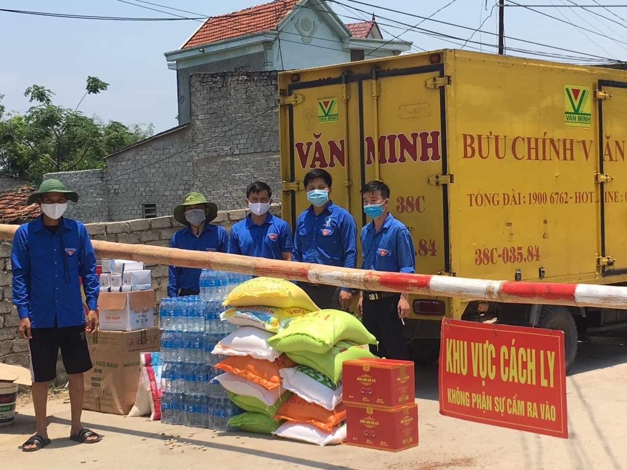 Chi đoàn Chi cục Quản lý chất lượng Nông Lâm sản và Thủy sản Nghệ An  hỗ trợ khu cách ly tại xã Quỳnh Lập, Thị xã Hoàng Mai