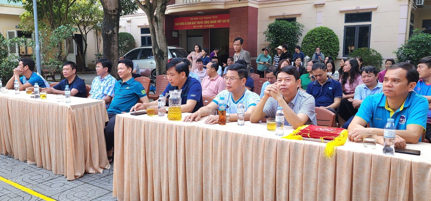 Các đại biểu, VĐV về dự lễ khai mạc hoạt động TDTT chào mừng ngày truyền thống ngành Thủy sản được tổ chức tại Thành phố Vinh